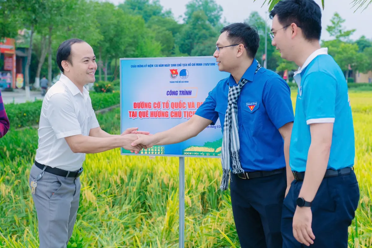 Khánh thành công trình Đường cờ Tổ quốc và Đường hoa tại quê Bác - Ảnh 1.