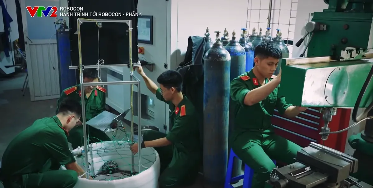 Học viện Kỹ thuật Quân sự chuẩn bị cho Robocon Việt Nam 2025 - Ảnh 2. Học viện Kỹ thuật Quân sự chuẩn bị cho Robocon Việt Nam 2025 - Ảnh 2.