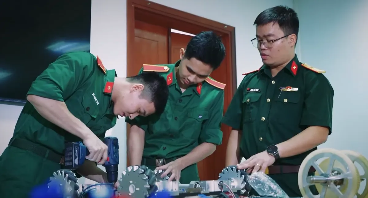 Học viện Kỹ thuật Quân sự chuẩn bị cho Robocon Việt Nam 2025 - Ảnh 1. Học viện Kỹ thuật Quân sự chuẩn bị cho Robocon Việt Nam 2025 - Ảnh 1.