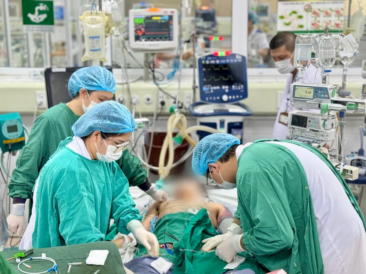 Biến chứng thủy đậu nguy kịch: Một ca xin về, một ca vẫn thở máy - Ảnh 1.