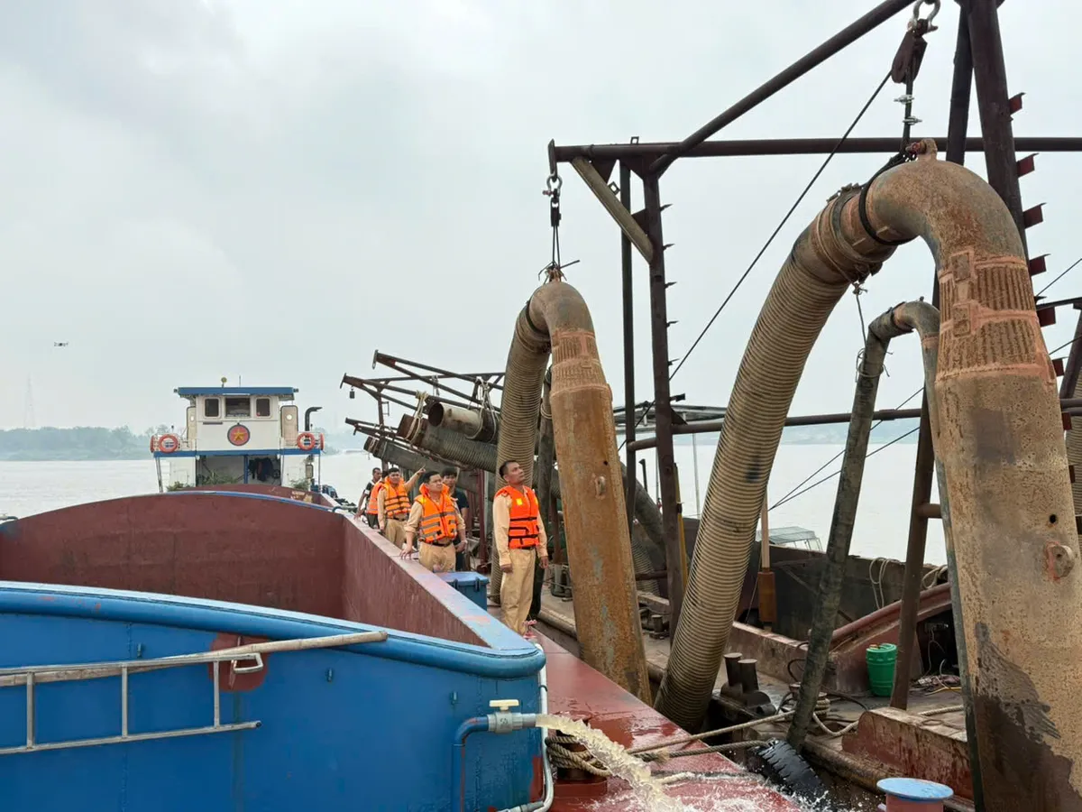 Hà Nội: Truy bắt hai tàu khai thác cát trái phép trên sông Hồng giữa đêm - Ảnh 1.