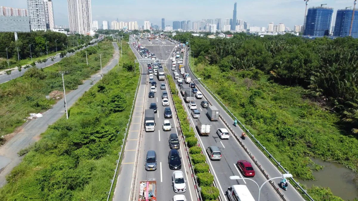4 ô tô tông nhau, cao tốc TP Hồ Chí Minh - Long Thành bị ùn ứ nghiêm trọng - Ảnh 1.