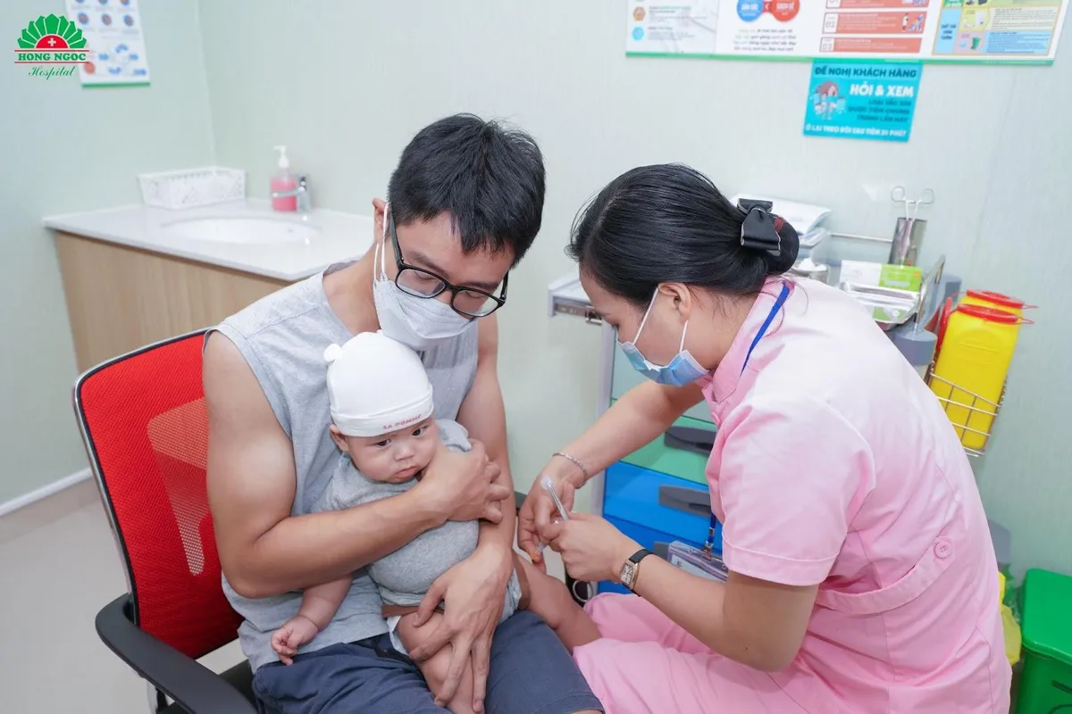 Trẻ dưới 2 tuổi chưa tiêm vắc-xin COVID-19 - có đáng lo khi COVID-19 trở lại? - Ảnh 2.