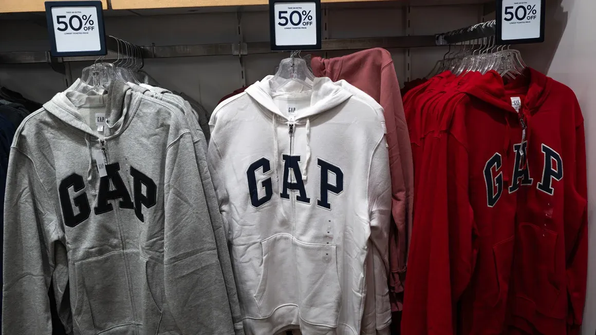 H&agrave;ng h&oacute;a được b&agrave;y b&aacute;n tại cửa h&agrave;ng GAP Outlet v&agrave;o ng&agrave;y 29 th&aacute;ng 5 tại Chicago, Illinois.