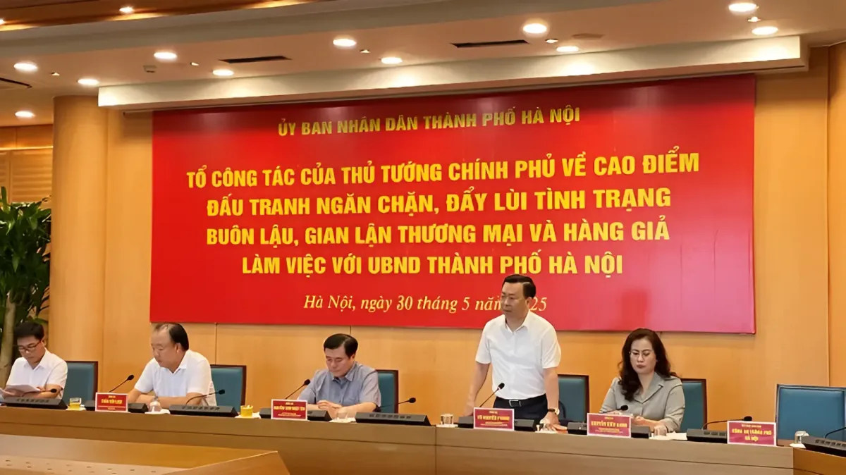 Gi&aacute;m đốc Sở C&ocirc;ng thương H&agrave; Nội V&otilde; Nguy&ecirc;n Phong ph&aacute;t biểu &yacute; kiến. (Ảnh: NGUY&Ecirc;N TRANG)