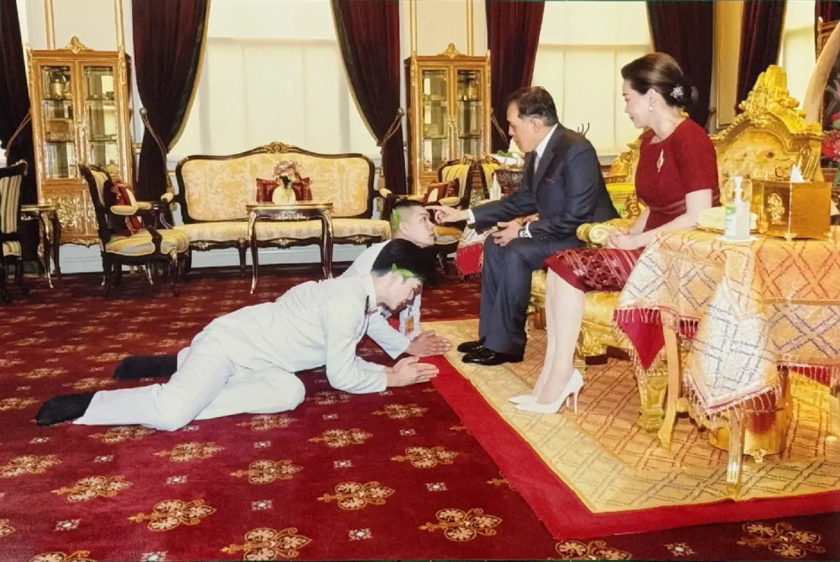 Vua và Hoàng hậu Thái Lan lần đầu tiên ban phúc cho lễ cưới đồng giới tại hoàng cung - Ảnh 1.