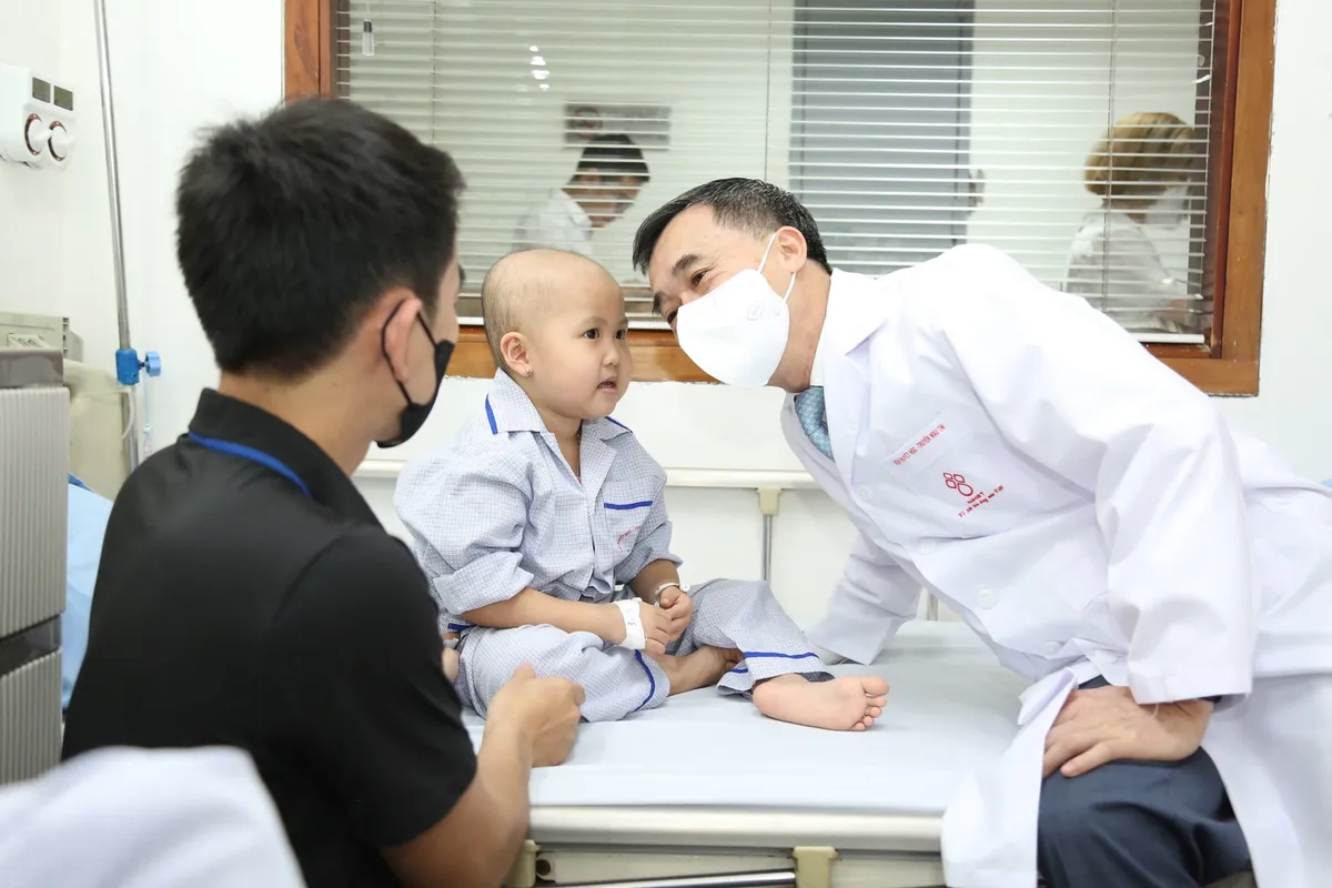 Lan tỏa yêu thương: Lãnh đạo Bộ Y tế thăm bệnh nhi ung thư nhân 1/6 - Ảnh 1.