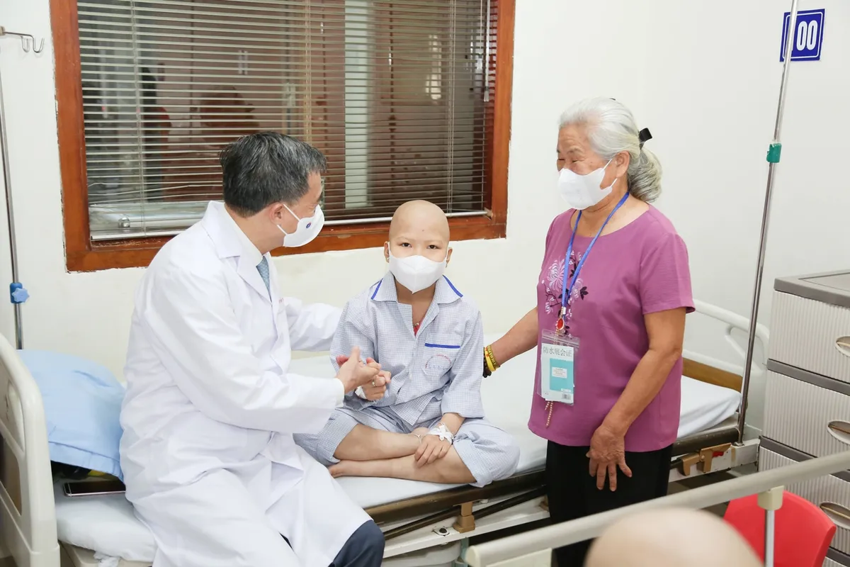 Lan tỏa yêu thương: Lãnh đạo Bộ Y tế thăm bệnh nhi ung thư nhân 1/6 - Ảnh 2.