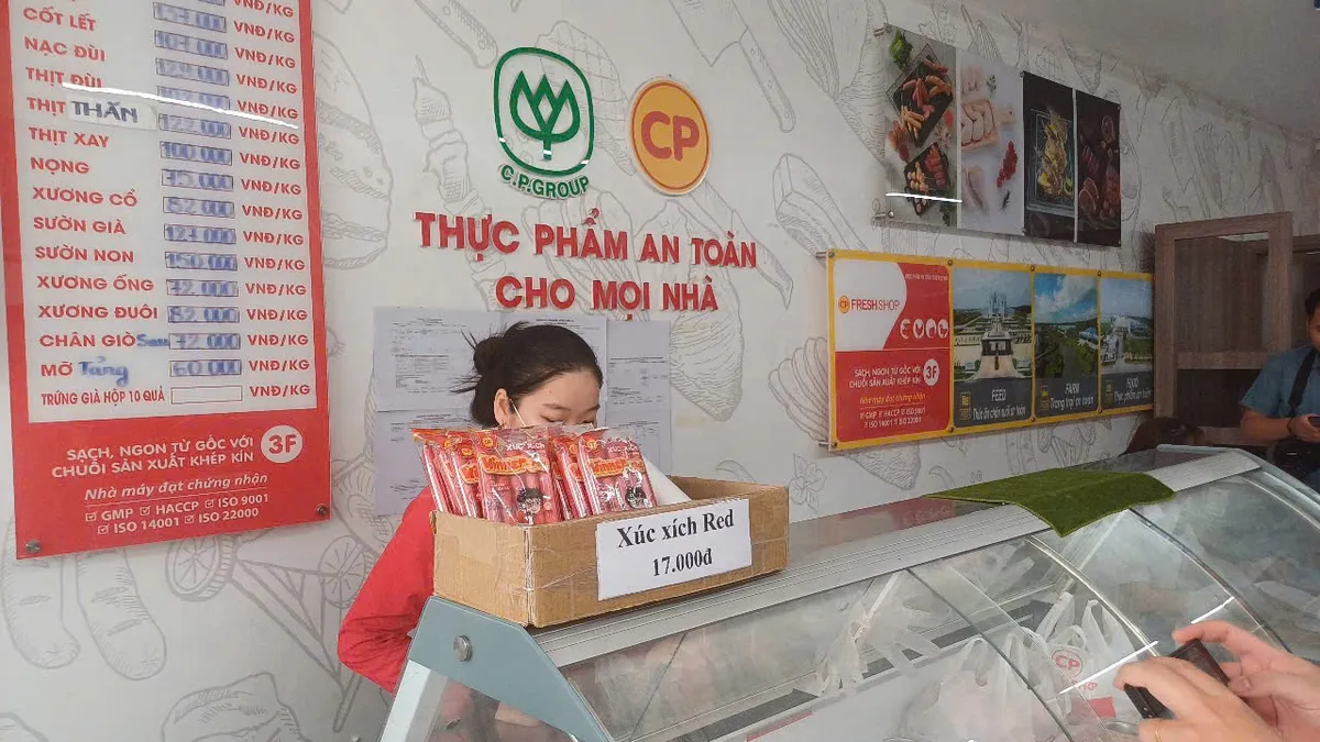 Kiểm tra cửa hàng C.P tại Sóc Trăng sau cáo buộc chế biến thịt lợn, gà bệnh - Ảnh 2.