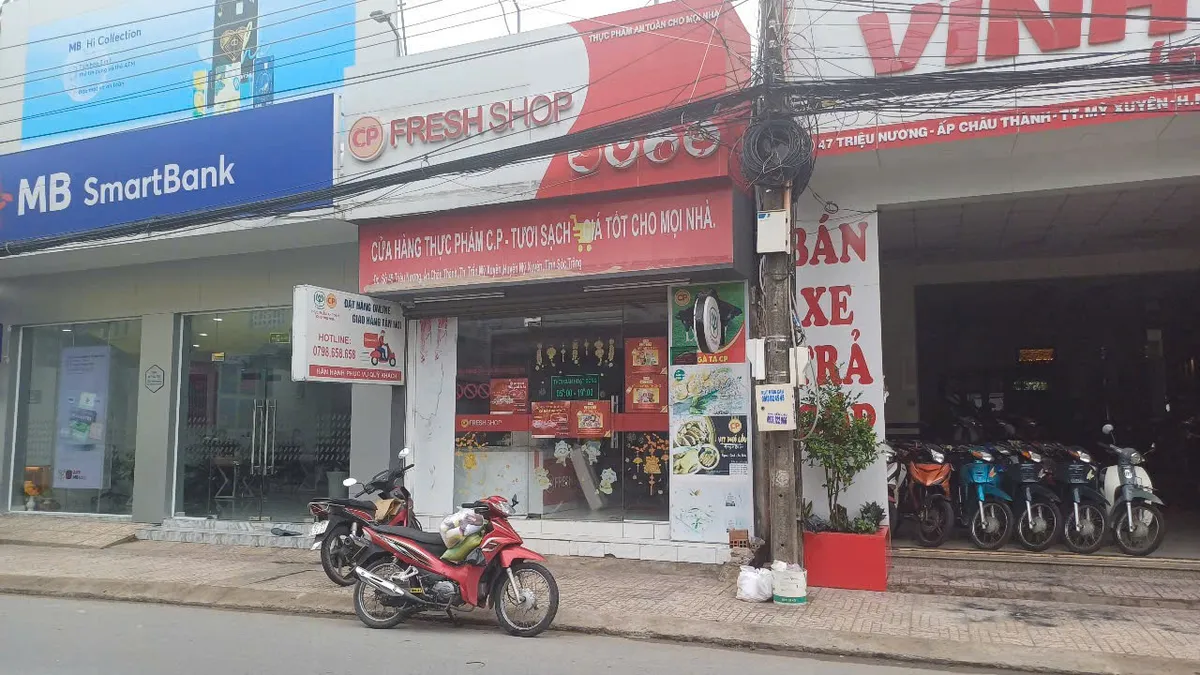 Kiểm tra cửa hàng C.P tại Sóc Trăng sau cáo buộc chế biến thịt lợn, gà bệnh - Ảnh 1.