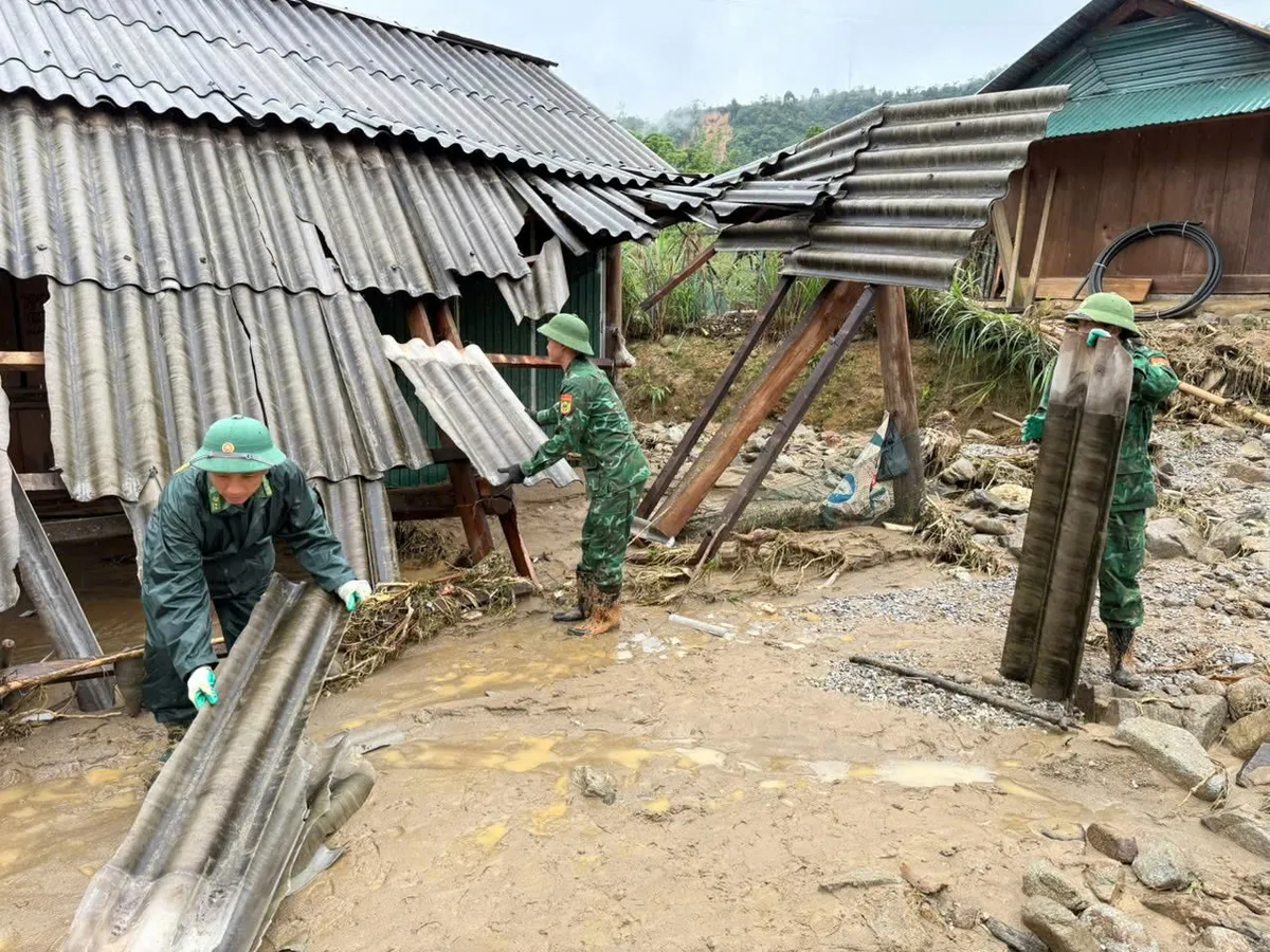 Nghệ An: Bộ đội biên phòng giúp nhân dân khắc phục hậu quả sau trận lũ quét - Ảnh 1.