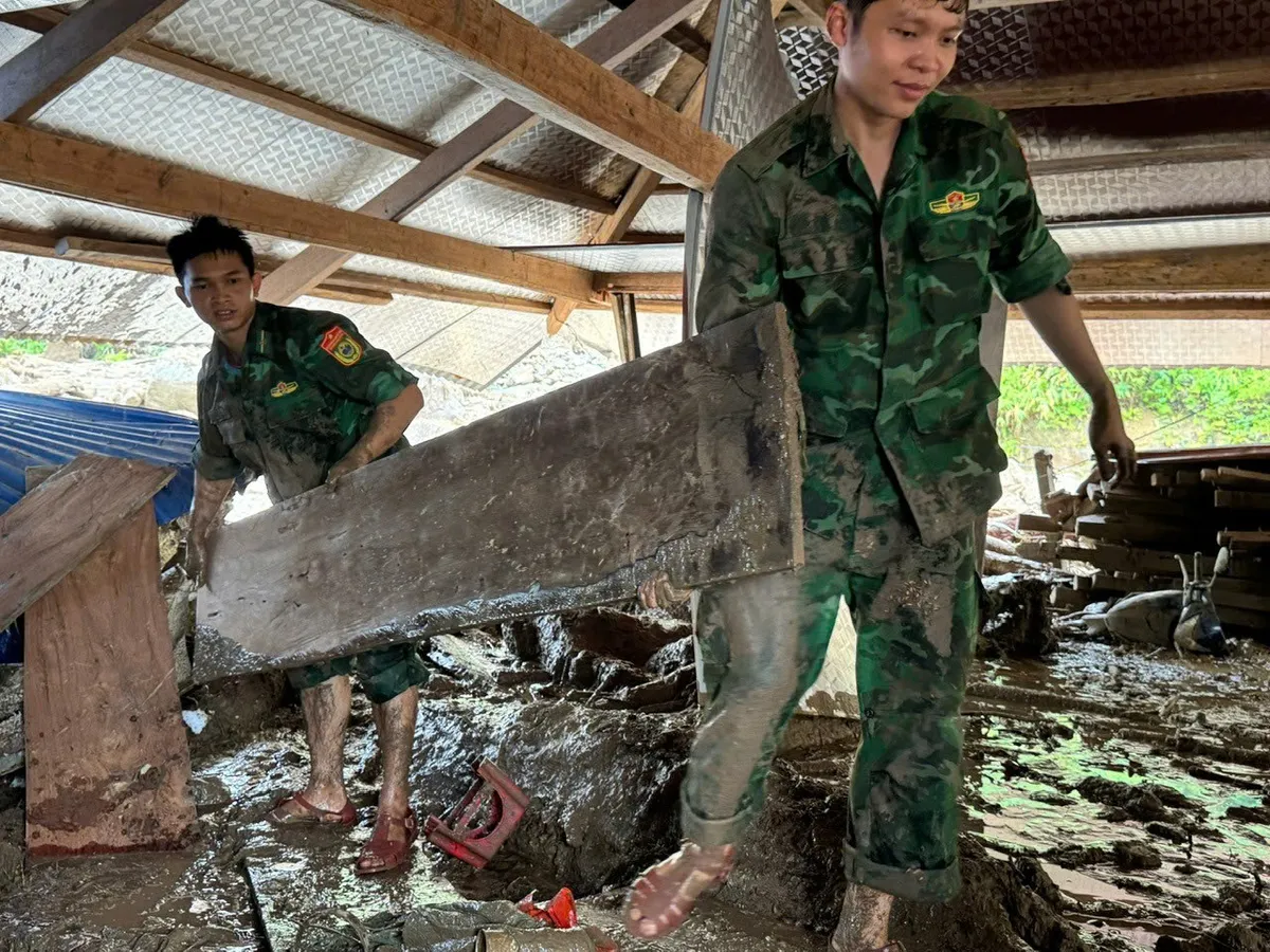 Nghệ An: Bộ đội biên phòng giúp nhân dân khắc phục hậu quả sau trận lũ quét - Ảnh 3.