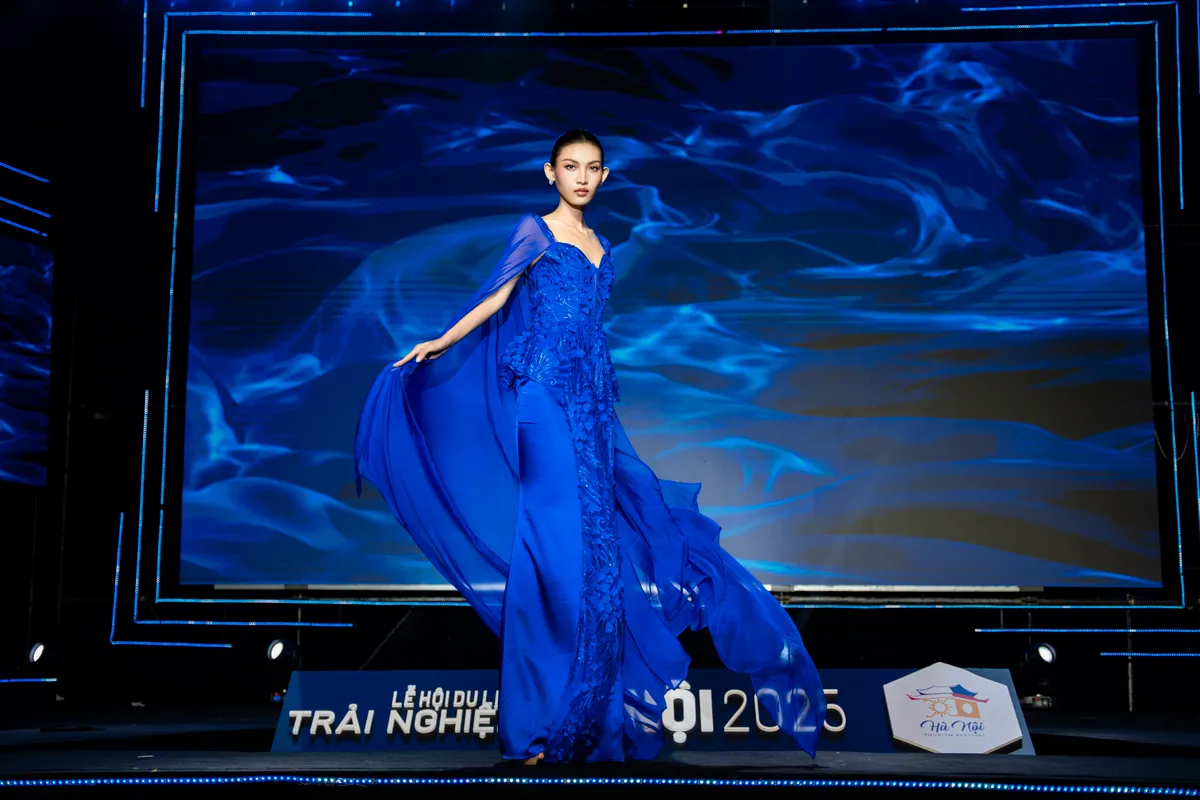 Trình diễn áo dài Nhật Bình lấy cảm hứng từ hình ảnh Nam Phương Hoàng hậu tại Lễ hội du lịch Hà Nội năm 2025 - Ảnh 9.