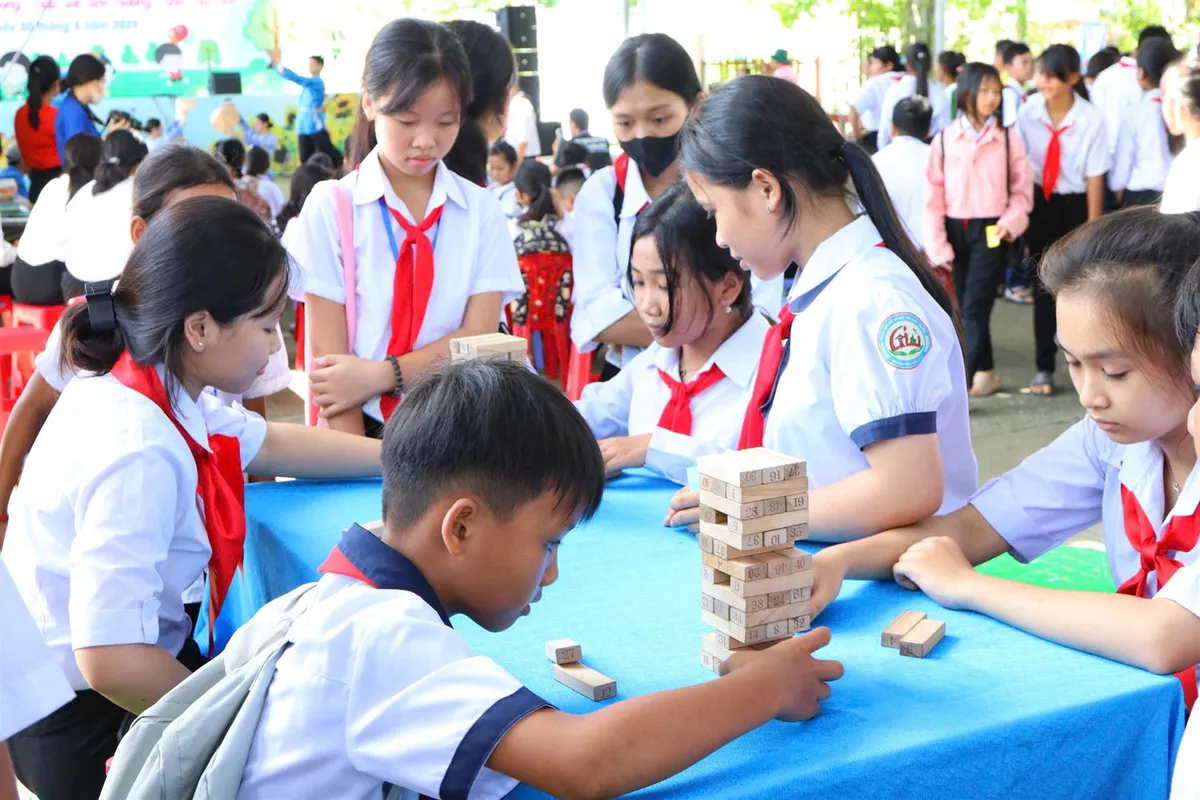 Trà Vinh tổ chức Ngày hội trẻ em nghèo vượt khó học giỏi - Ảnh 1.