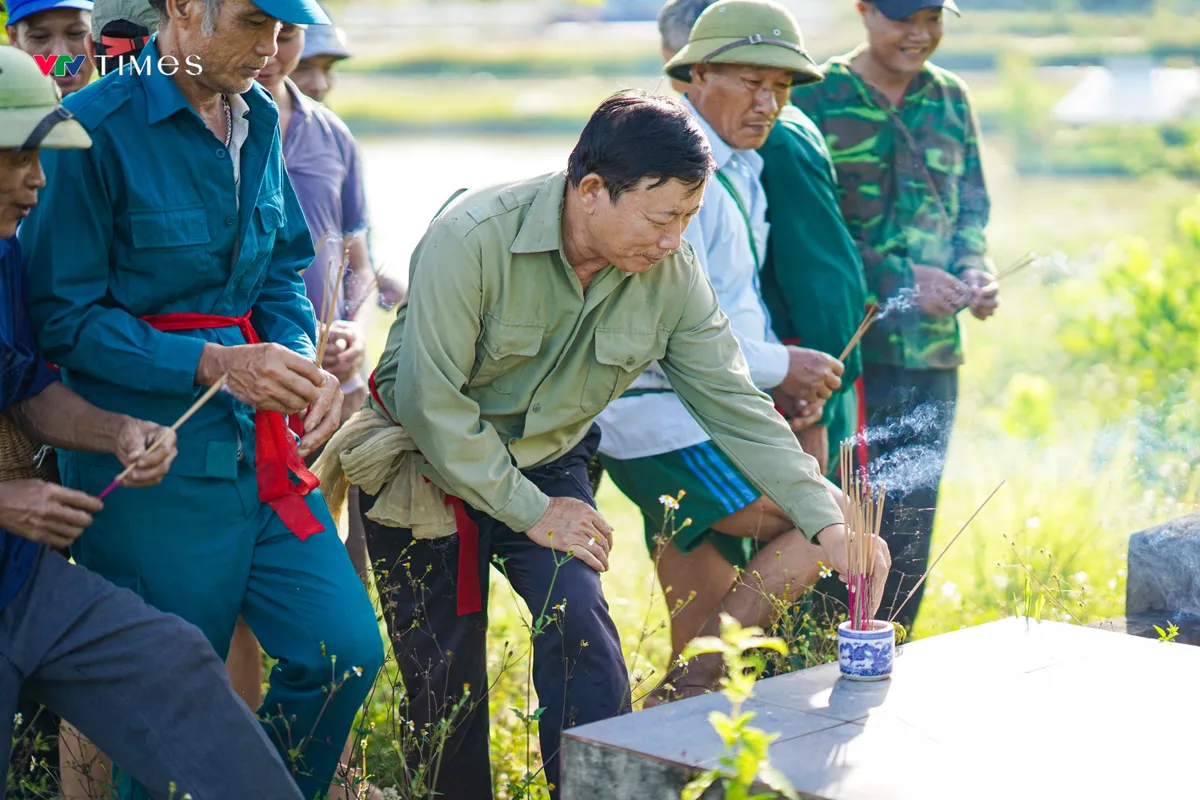 Hàng trăm người dân Quảng Bình lội bùn bắt cá dịp Tết Đoan Ngọ - Ảnh 2.
