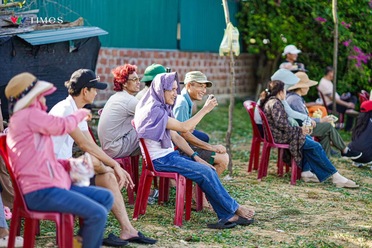 Hàng trăm người dân Quảng Bình lội bùn bắt cá dịp Tết Đoan Ngọ - Ảnh 10.