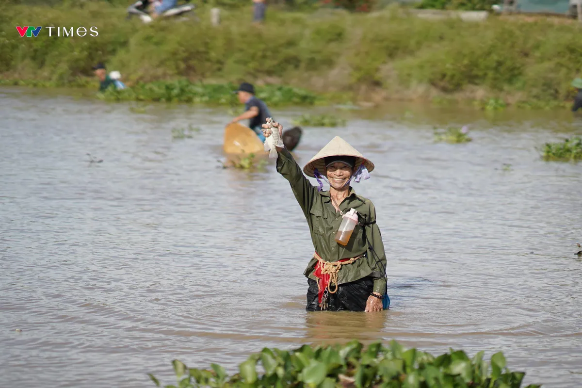 Hàng trăm người dân Quảng Bình lội bùn bắt cá dịp Tết Đoan Ngọ - Ảnh 4.