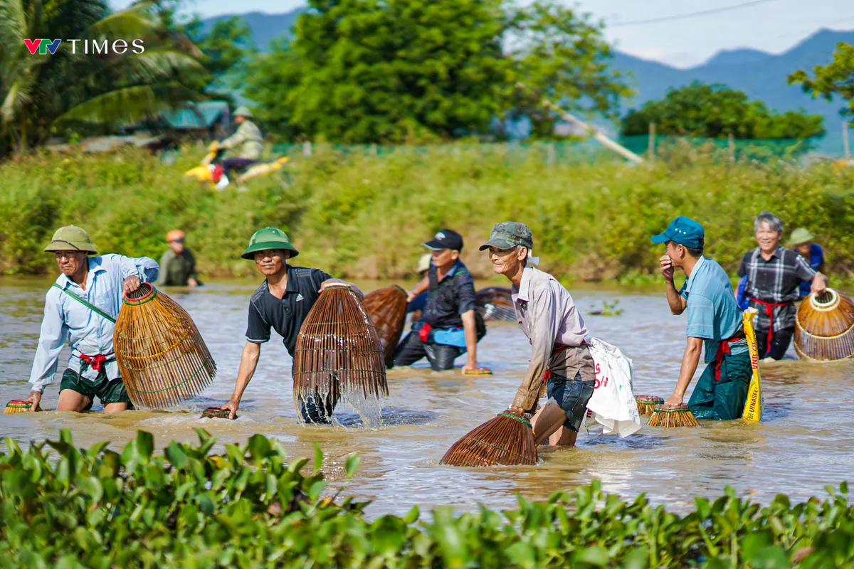 Hàng trăm người dân Quảng Bình lội bùn bắt cá dịp Tết Đoan Ngọ - Ảnh 3.