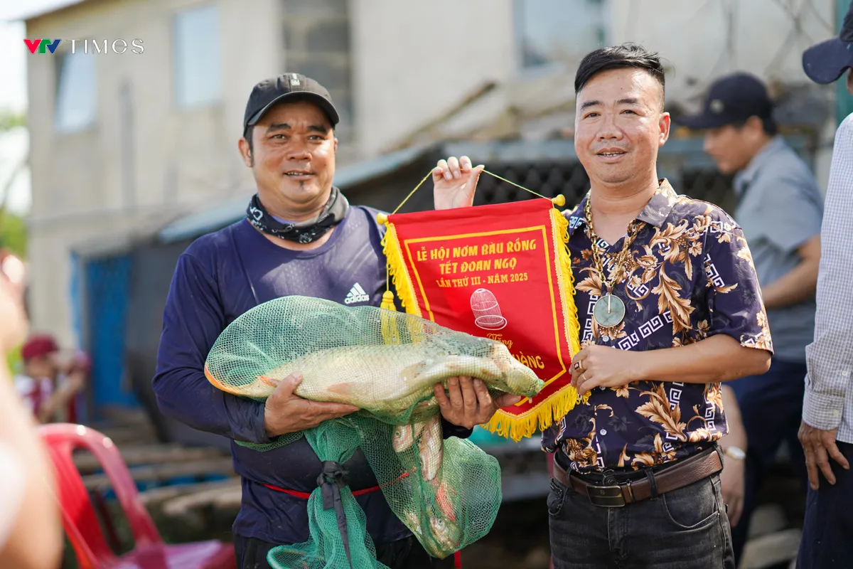 Hàng trăm người dân Quảng Bình lội bùn bắt cá dịp Tết Đoan Ngọ - Ảnh 13.