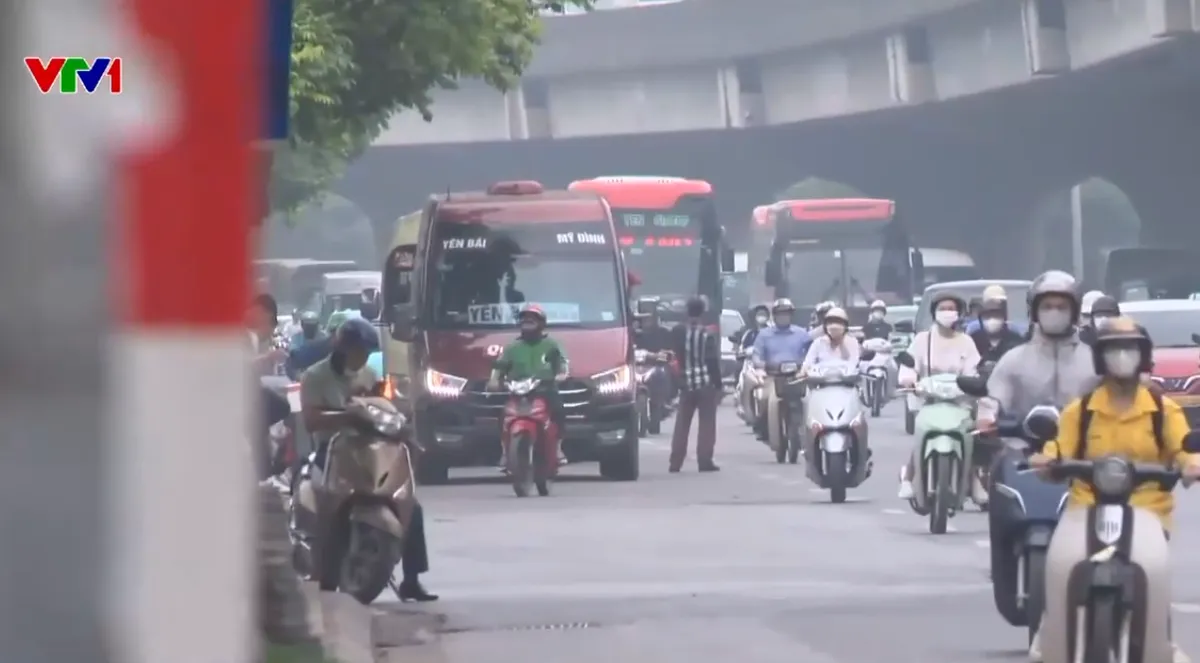 Phớt lờ biển báo cấm, nhiều xe xe khách vẫn dừng đỗ, đón trả khách ngoài bến xe ở Hà Nội - Ảnh 1.