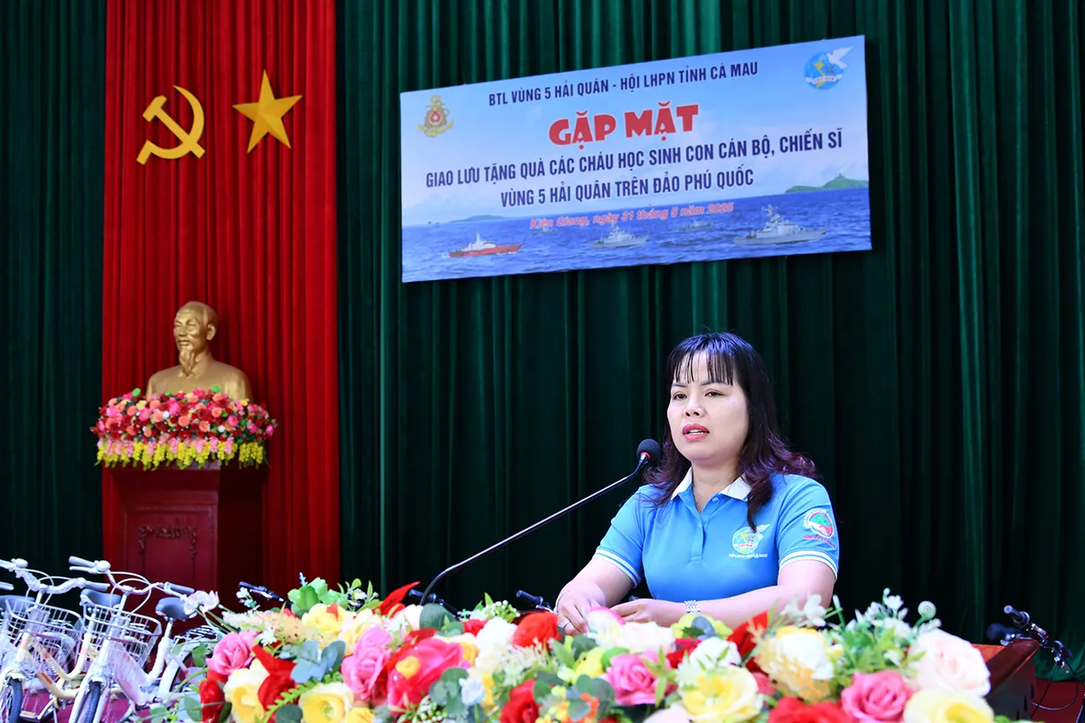 Hội Liên hiệp phụ nữ tỉnh Cà Mau mang yêu thương đến đảo xa - Ảnh 1.