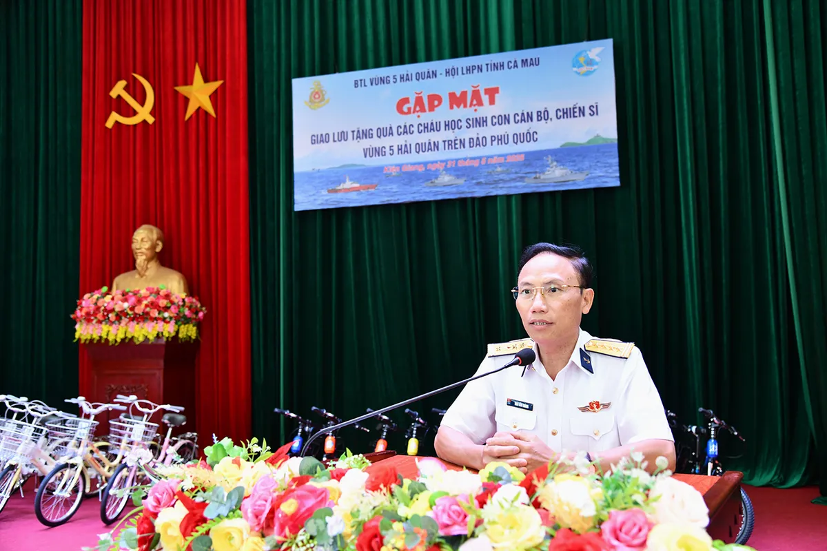 Hội Liên hiệp phụ nữ tỉnh Cà Mau mang yêu thương đến đảo xa - Ảnh 2.