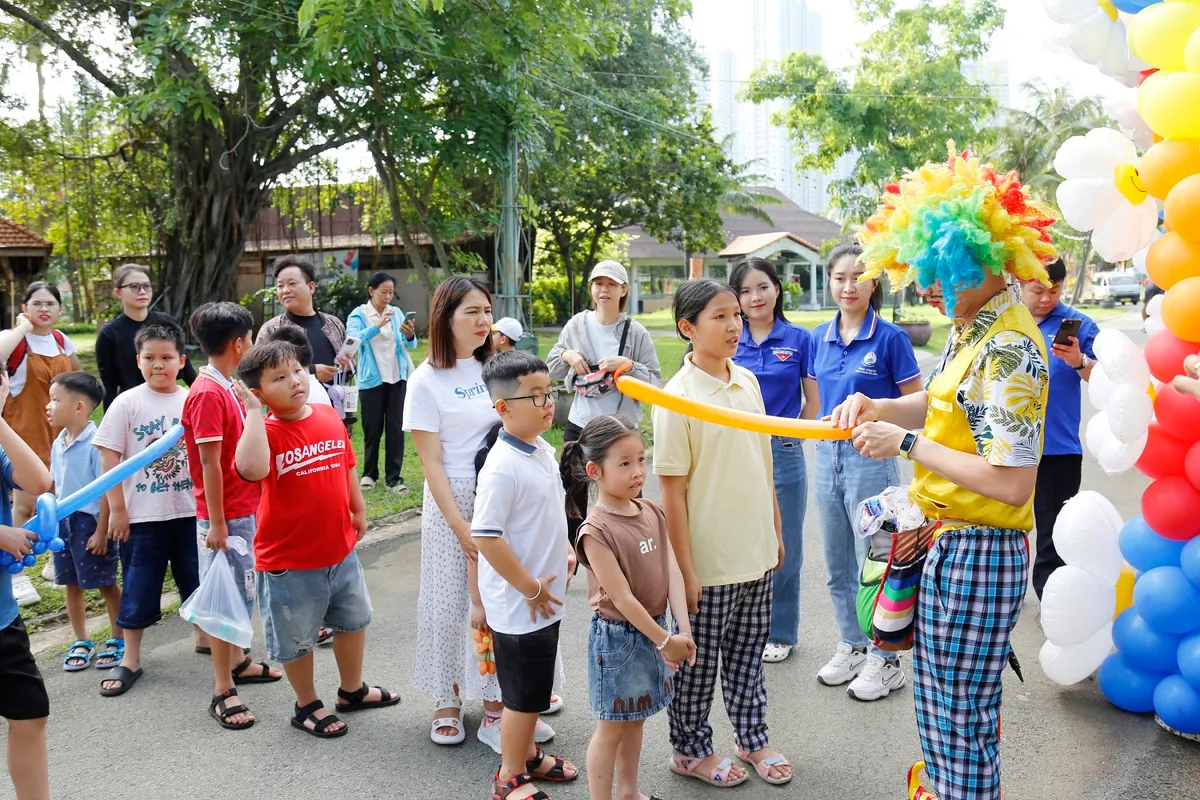 Hơn 2.000 phần quà tặng trẻ em nhân Ngày Quốc tế Thiếu nhi 1/6 - Ảnh 1.