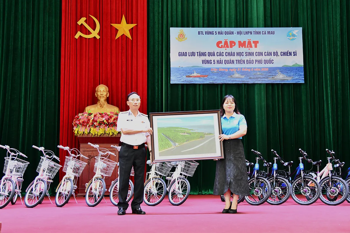 Hội Liên hiệp phụ nữ tỉnh Cà Mau mang yêu thương đến đảo xa - Ảnh 3.