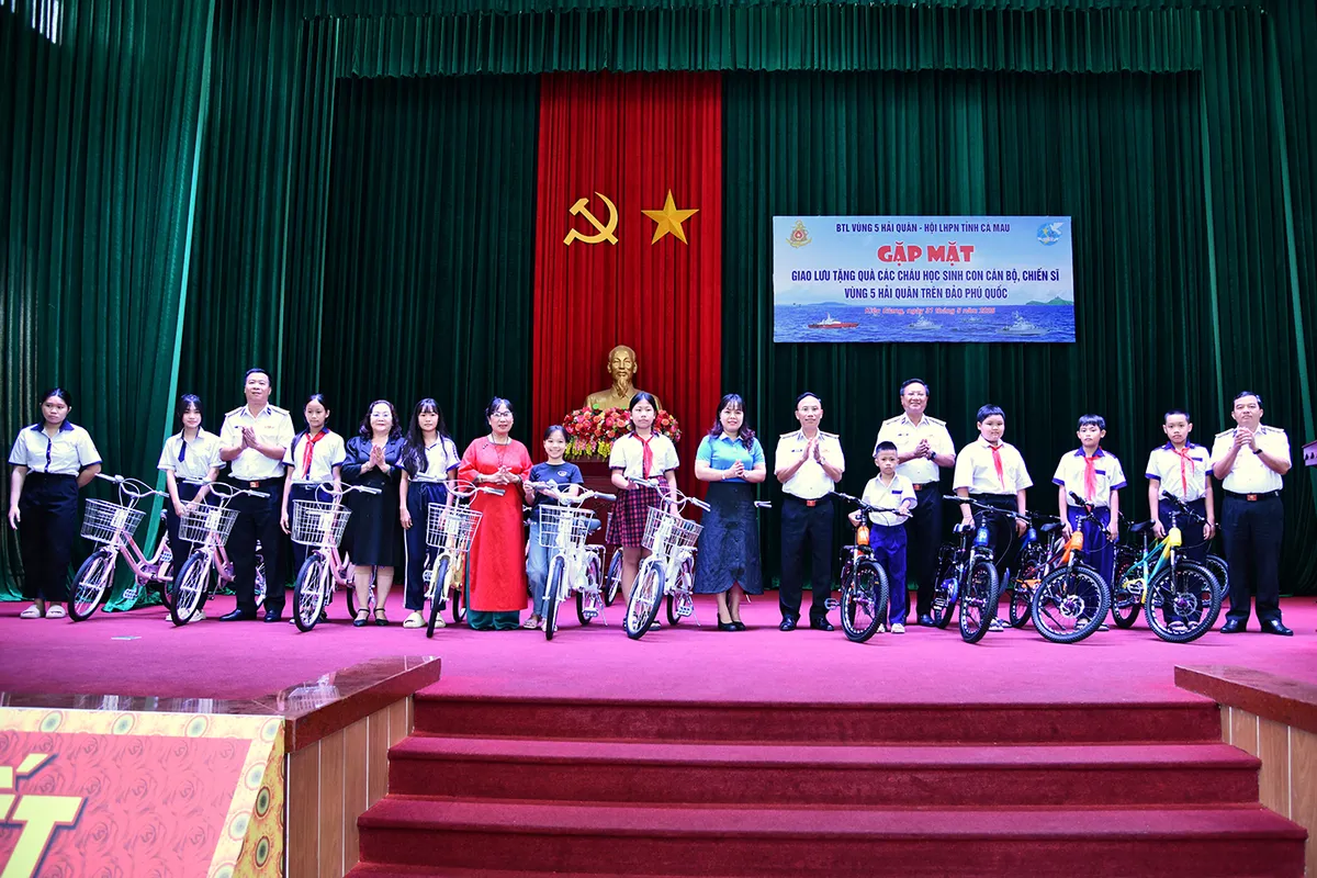 Hội Liên hiệp phụ nữ tỉnh Cà Mau mang yêu thương đến đảo xa - Ảnh 4.