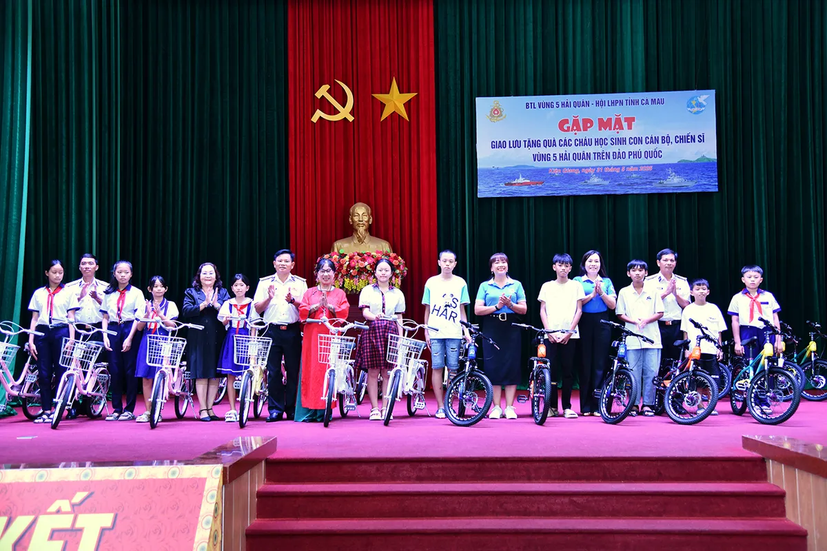 Hội Liên hiệp phụ nữ tỉnh Cà Mau mang yêu thương đến đảo xa - Ảnh 5.