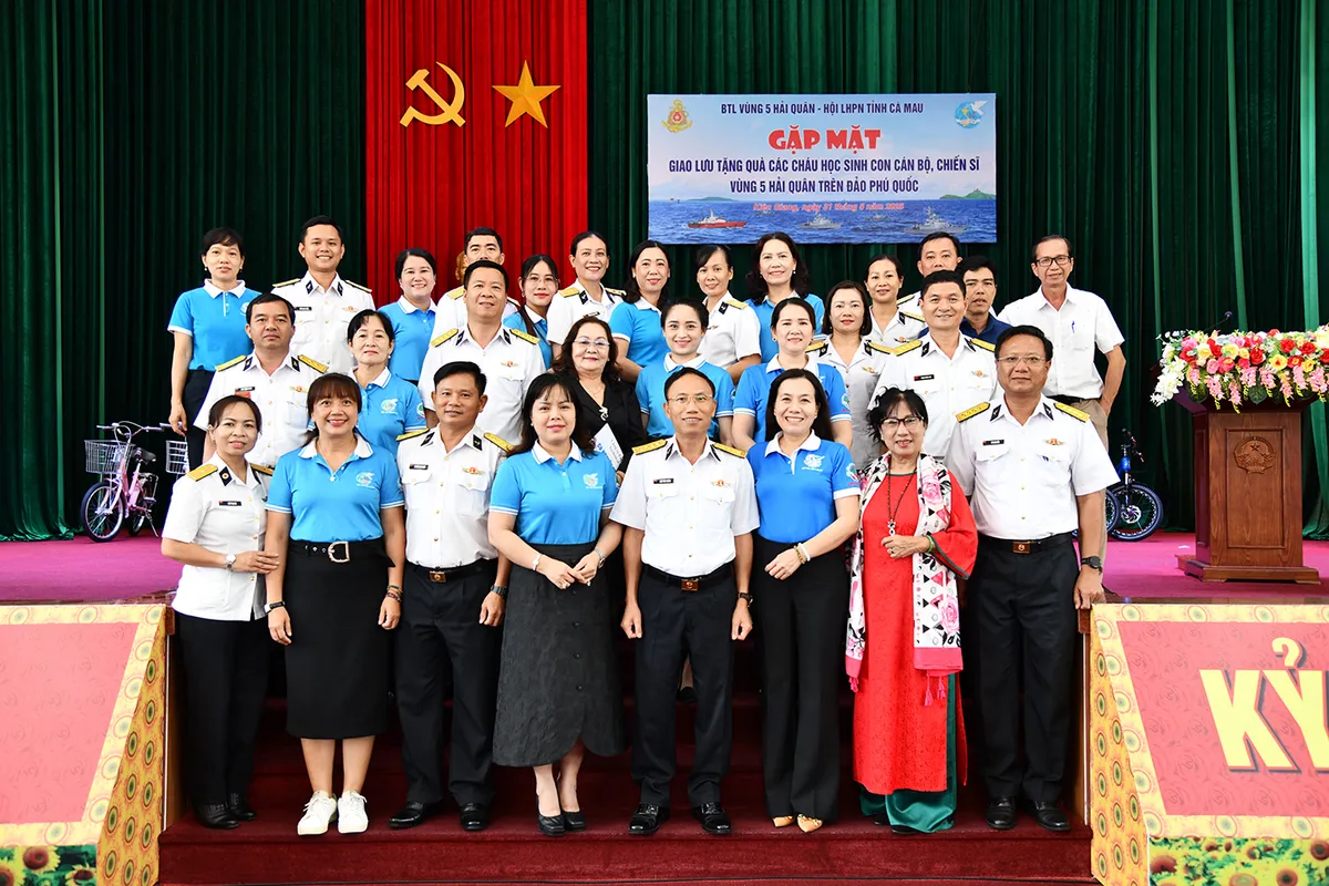 Hội Liên hiệp phụ nữ tỉnh Cà Mau mang yêu thương đến đảo xa - Ảnh 6.