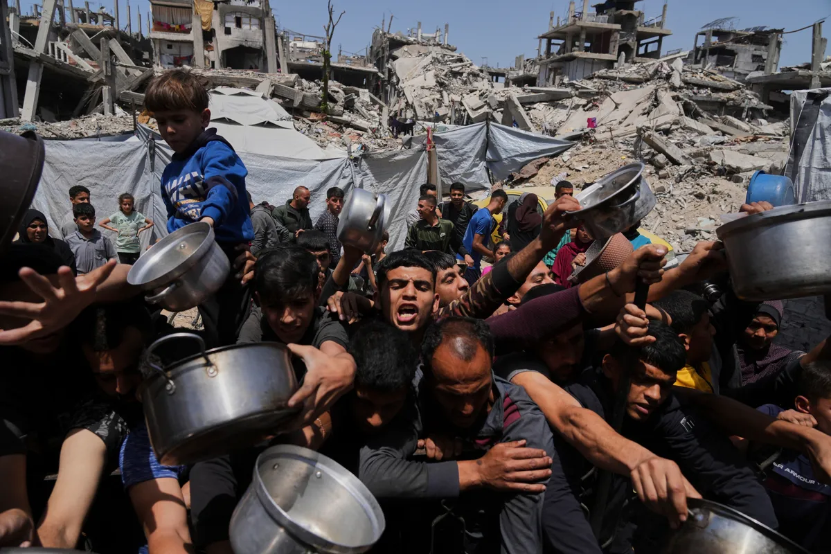 Israel nổ súng vào dòng người đi nhận viện trợ ở Gaza, ít nhất 30 người thiệt mạng - Ảnh 1. Israel nổ súng vào dòng người đi nhận viện trợ ở Gaza, ít nhất 30 người thiệt mạng - Ảnh 1.
