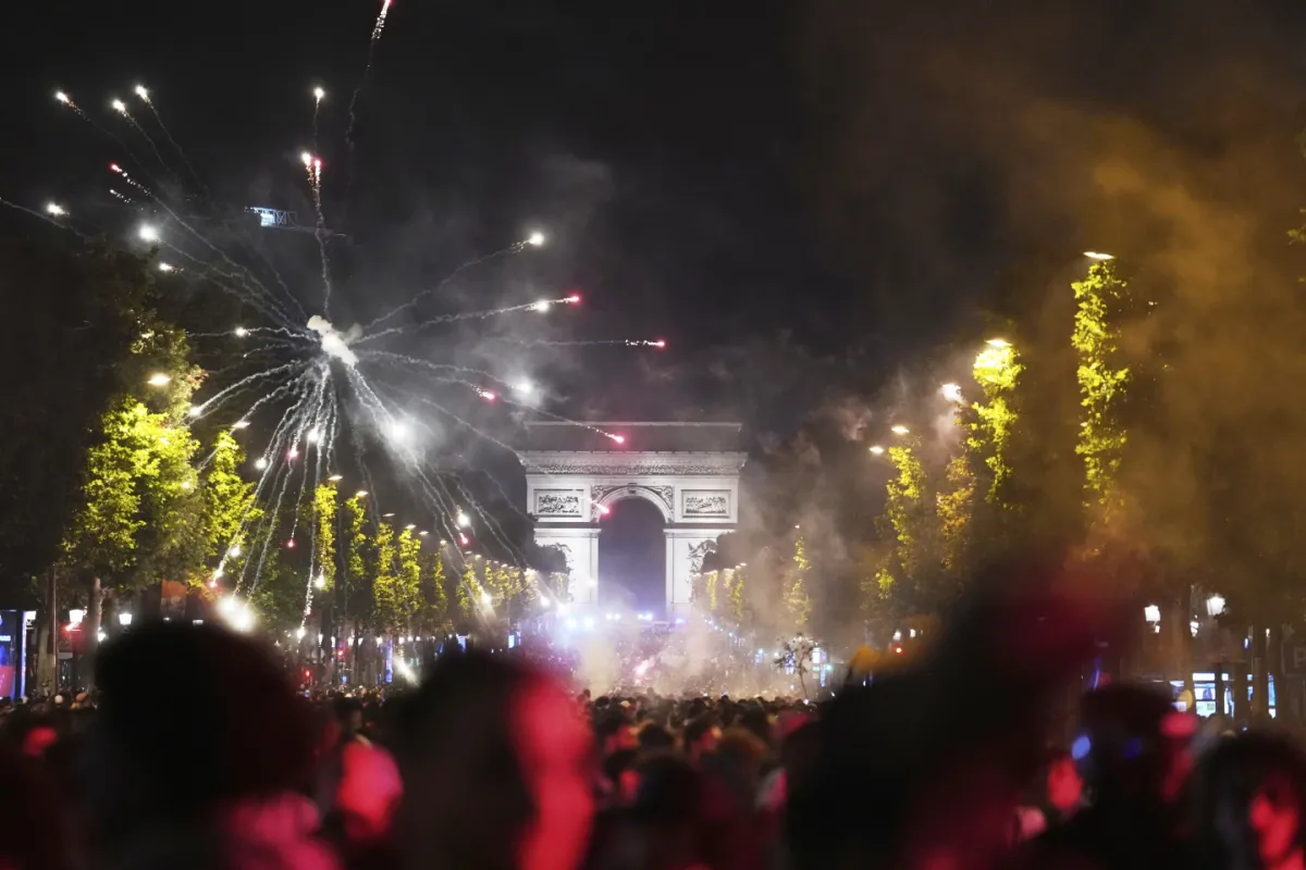 Xe ô tô lao vào đám đông mừng PSG vô địch Champions League, nhiều người nguy kịch - Ảnh 1.
