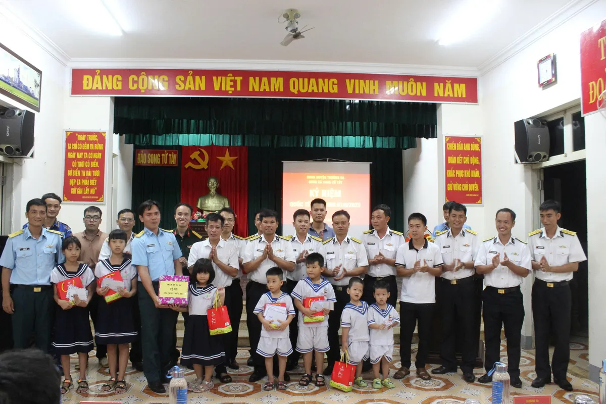 Tết Thiếu nhi chan chứa tình quân dân ở Trường Sa - Ảnh 4.