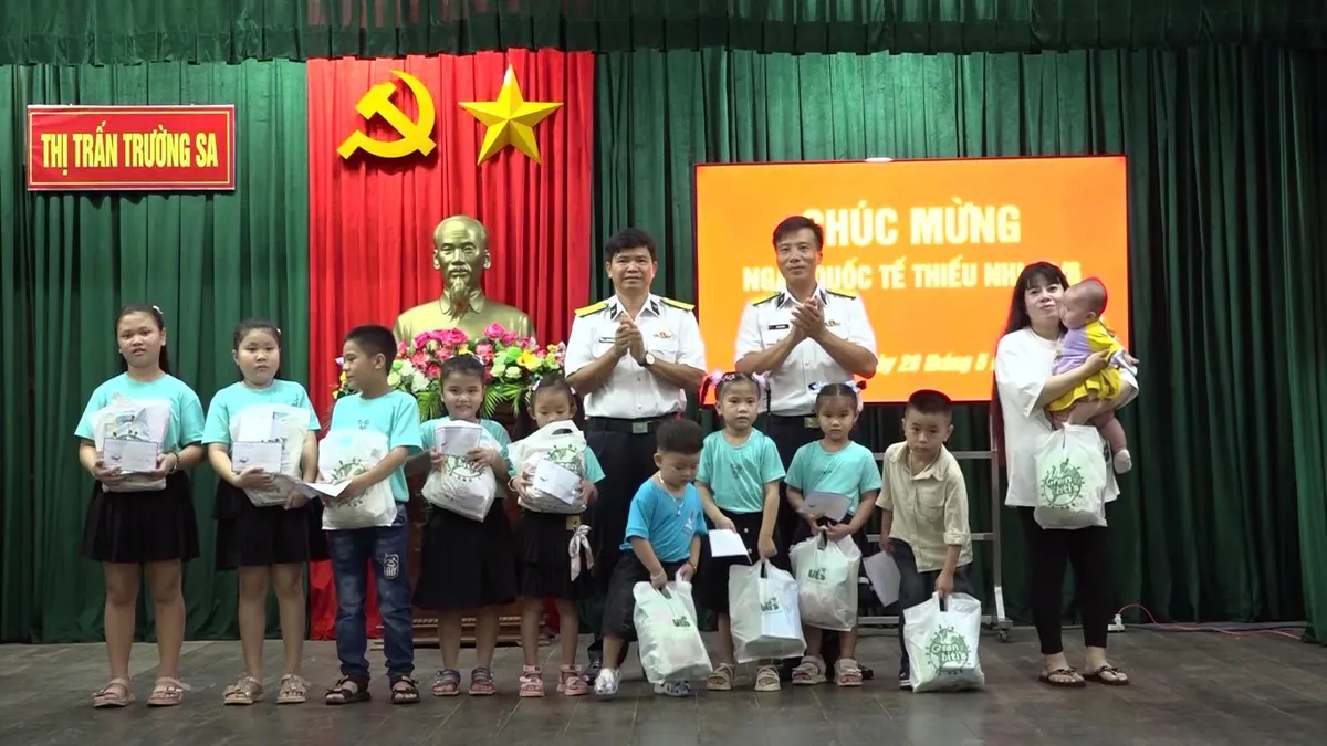 Tết Thiếu nhi chan chứa tình quân dân ở Trường Sa - Ảnh 3.