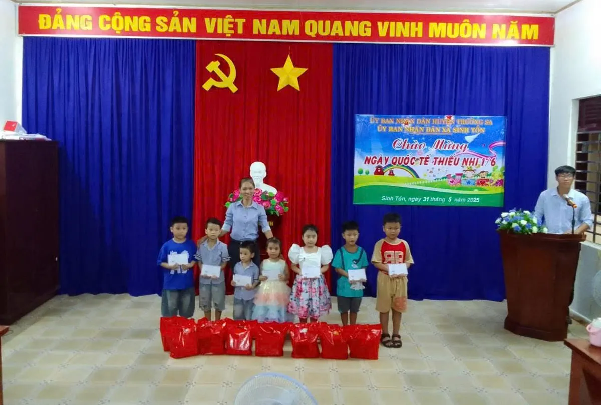 Tết Thiếu nhi chan chứa tình quân dân ở Trường Sa - Ảnh 2.
