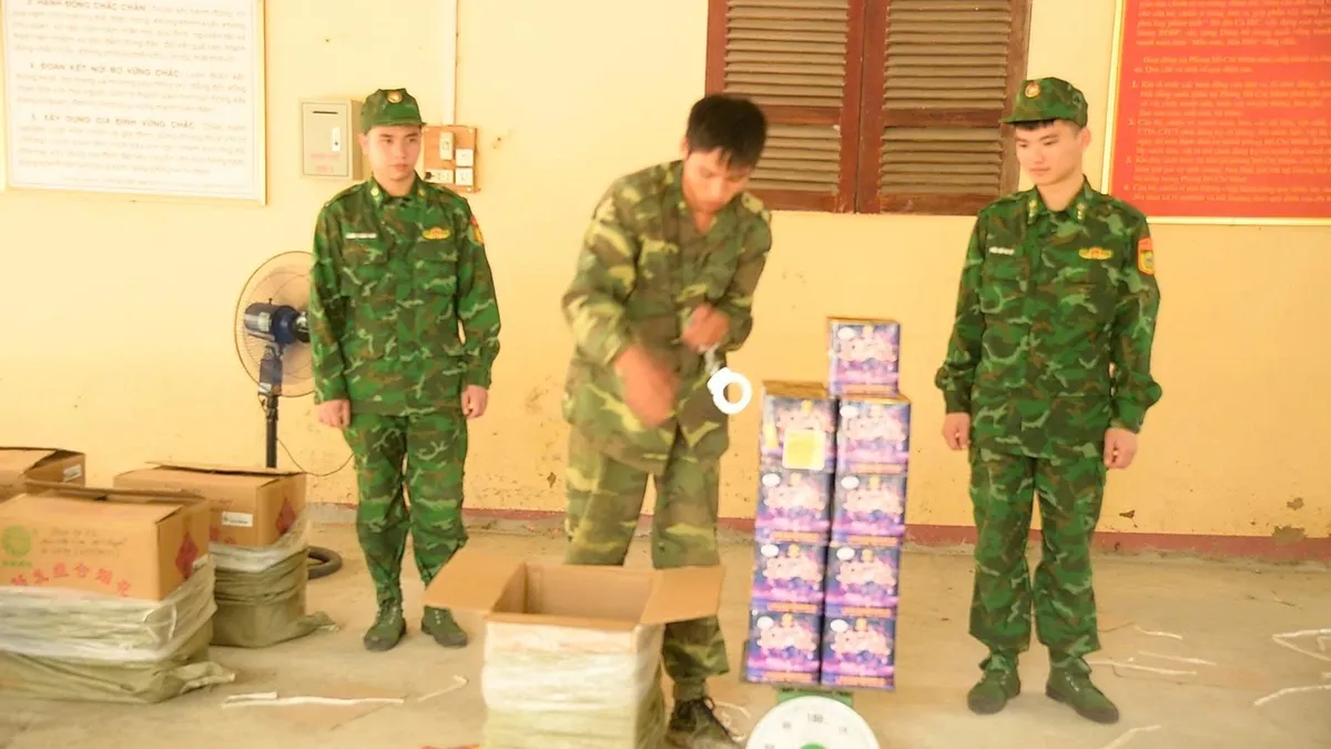 BĐBP Lạng Sơn triệt phá đường dây vận chuyển hơn 400kg pháo nổ trái phép - Ảnh 2.