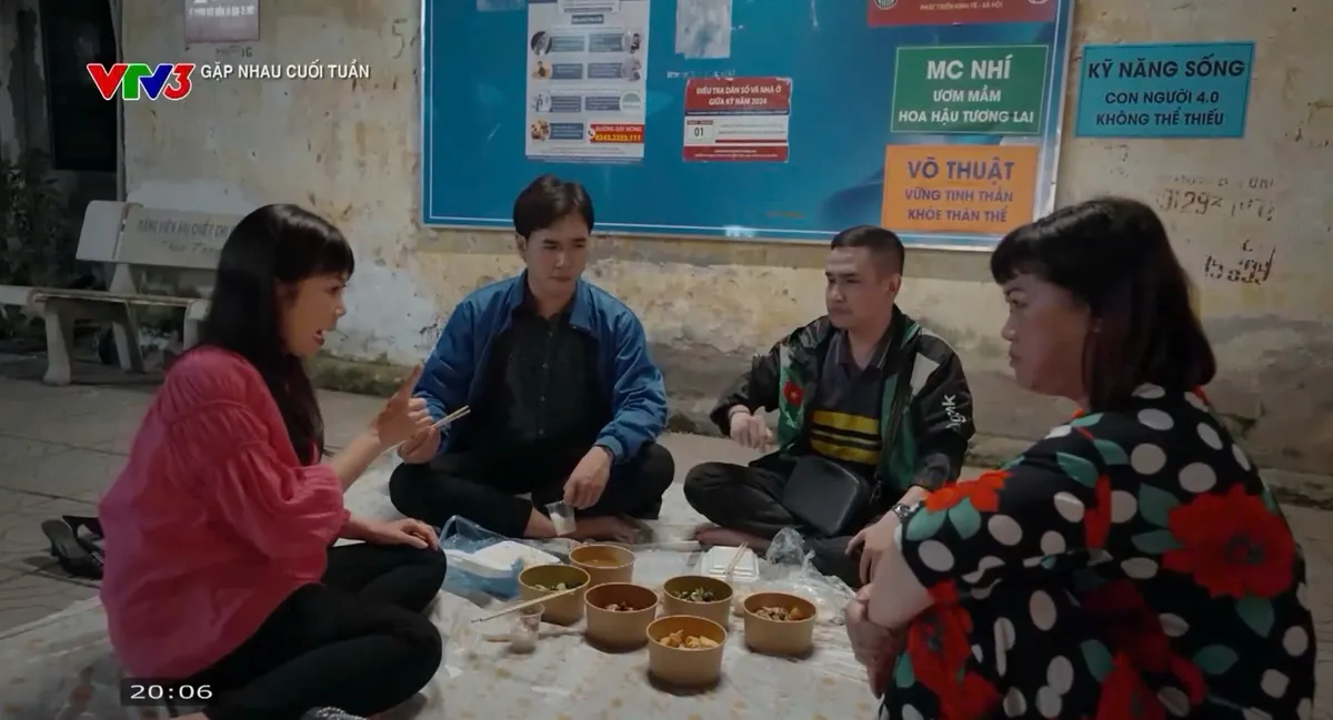 Gặp nhau cuối tuần: “Trend săn giấy vụn” - Lấy thành tích học sinh giỏi cho con - Ảnh 1.