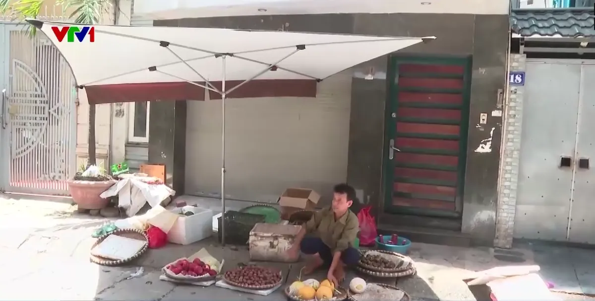 Người dân miền Bắc vật vã dưới nắng nóng cực đoan 40 độ C - Ảnh 3.
