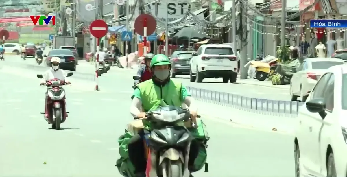 Người dân miền Bắc vật vã dưới nắng nóng cực đoan 40 độ C - Ảnh 5.