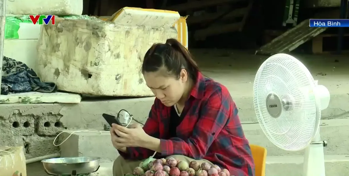 Người dân miền Bắc vật vã dưới nắng nóng cực đoan 40 độ C - Ảnh 6.