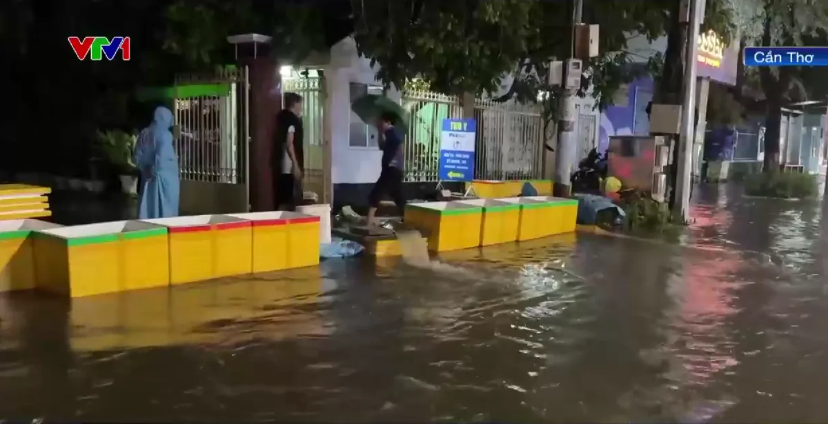 Cần Thơ: Nỗi lo đường ngập mỗi mùa mưa - Ảnh 1.