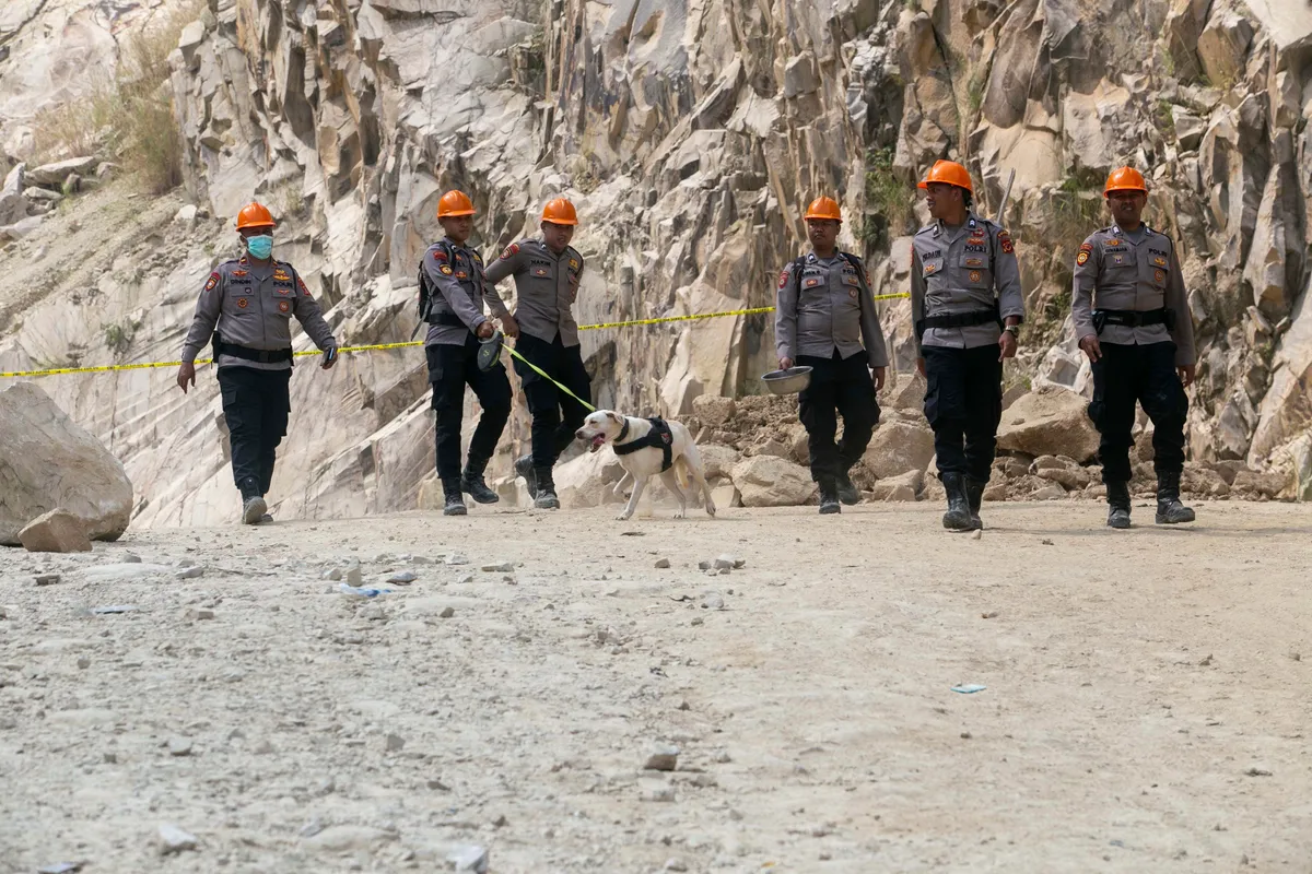 Sập mỏ đá ở Indonesia, ít nhất 19 người thiệt mạng - Ảnh 4.
