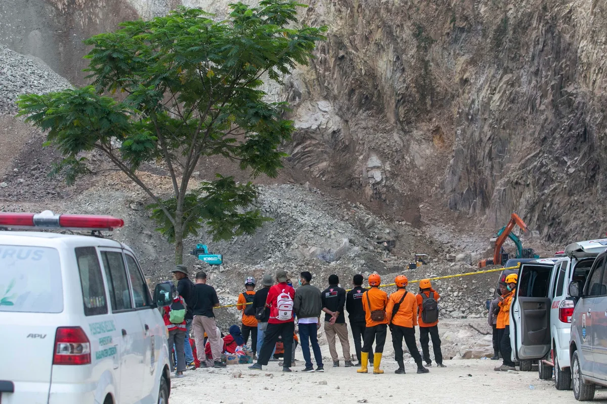 Sập mỏ đá ở Indonesia, ít nhất 19 người thiệt mạng - Ảnh 3.