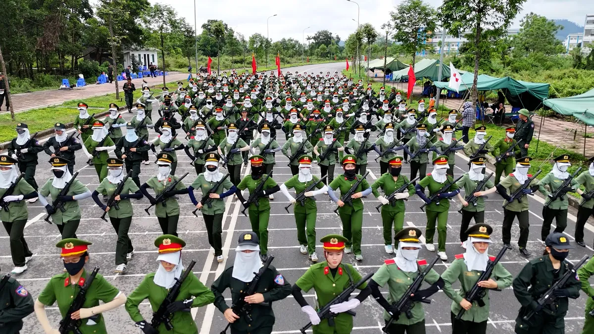 Khối nữ chiến sĩ cảnh sát đặc nhiệm tham gia nhiệm vụ A80 miệt mài luyện tập dưới cái nắng gay gắt - Ảnh 4.