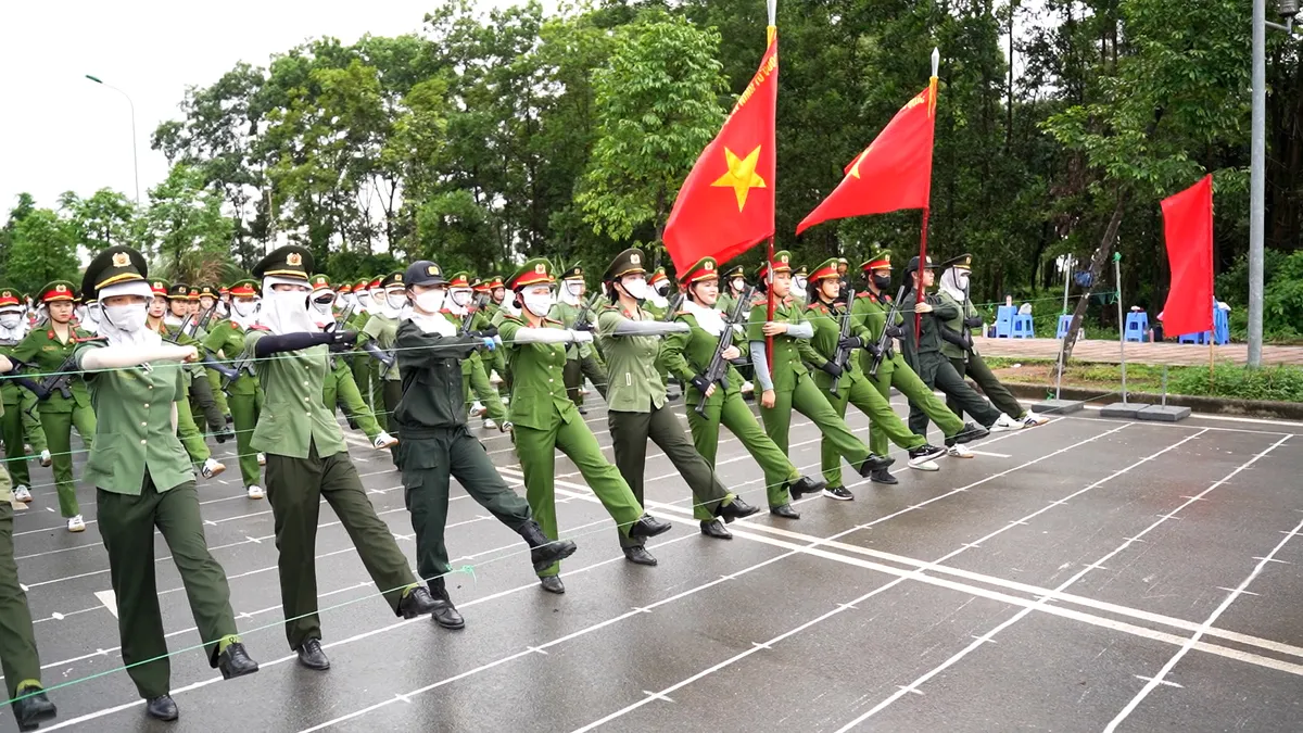 Khối nữ chiến sĩ cảnh sát đặc nhiệm tham gia nhiệm vụ A80 miệt mài luyện tập dưới cái nắng gay gắt - Ảnh 1.