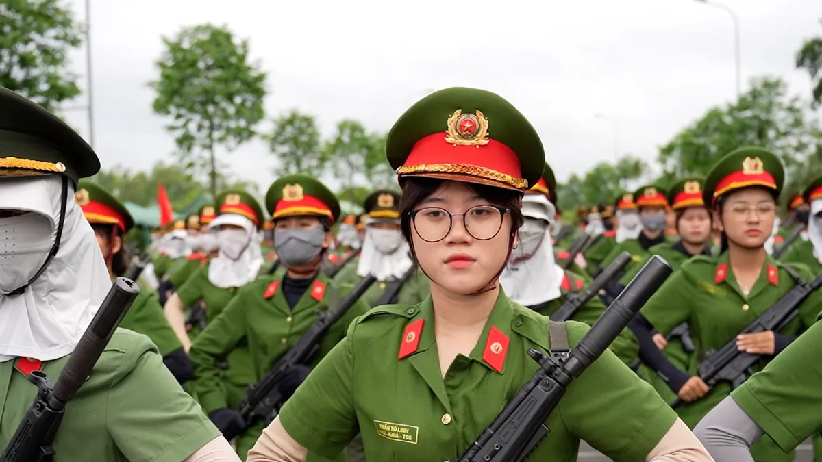 Khối nữ chiến sĩ cảnh sát đặc nhiệm tham gia nhiệm vụ A80 miệt mài luyện tập dưới cái nắng gay gắt - Ảnh 3.