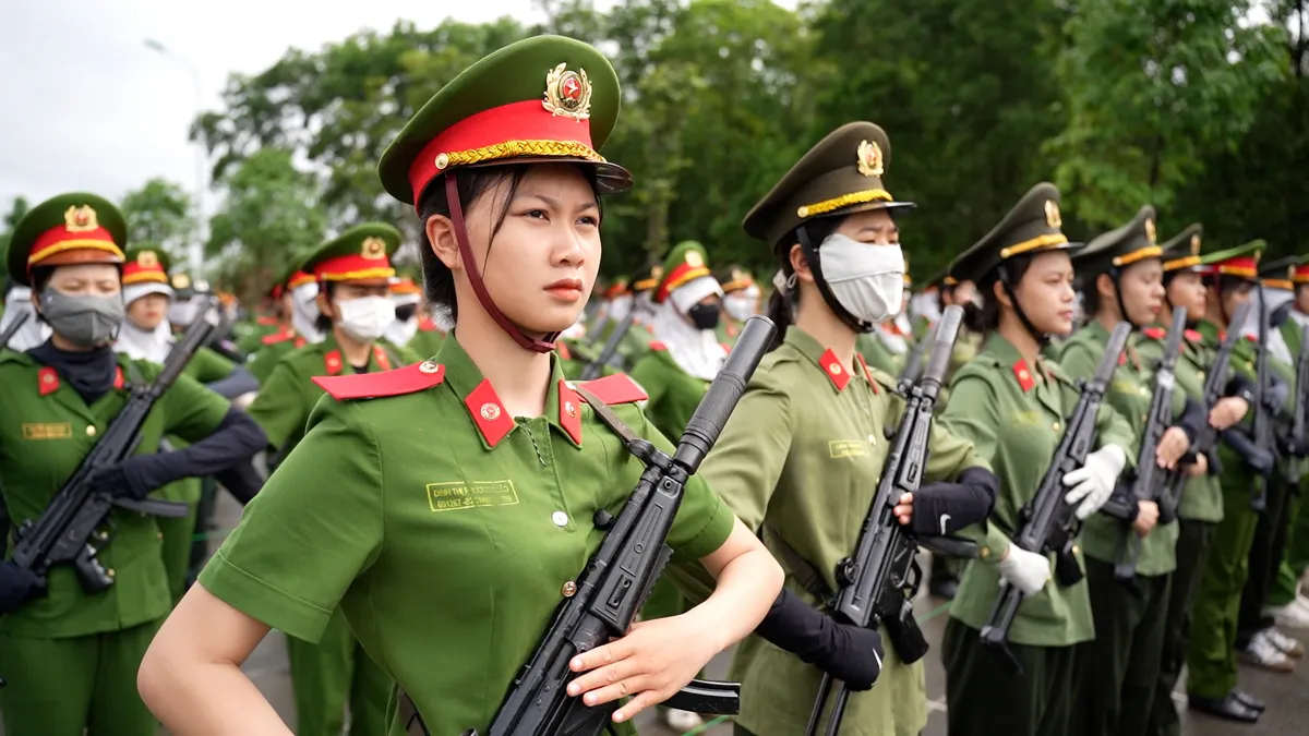 Khối nữ chiến sĩ cảnh sát đặc nhiệm tham gia nhiệm vụ A80 miệt mài luyện tập dưới cái nắng gay gắt - Ảnh 2.
