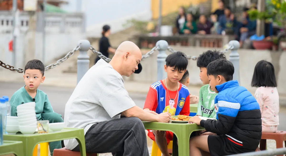 Bố ơi mình đi đâu thế - Tập 3: Neko Lê và các bố trầy trật khởi nghiệp bánh cuốn chả mực - Ảnh 4.