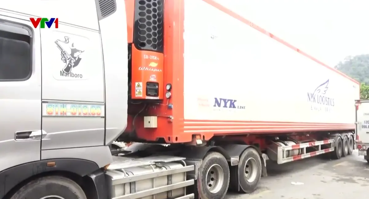 Tràn lan xe chở container phi tiêu chuẩn, tiềm ẩn nguy cơ mất an toàn - Ảnh 1. Tràn lan xe chở container phi tiêu chuẩn, tiềm ẩn nguy cơ mất an toàn - Ảnh 1.